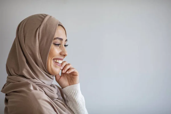 Retrato Mulher Islâmica Sorrindo Mulher Muçulmana Sorrindo Usa Hijab Mulher — Fotografia de Stock