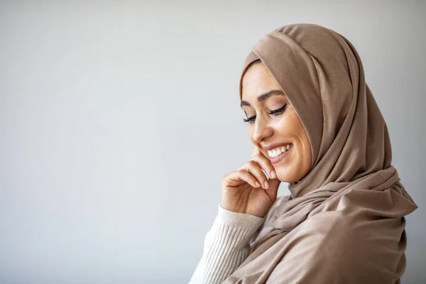 イスラム教徒の女性の肖像笑顔 ヒジャーブを身に着けているムスリム女性の笑顔 イスラム教徒のスカーフヒジャーブの女性 イスラム教徒の女性 アラビア語の女の子の閉鎖顔 — ストック写真