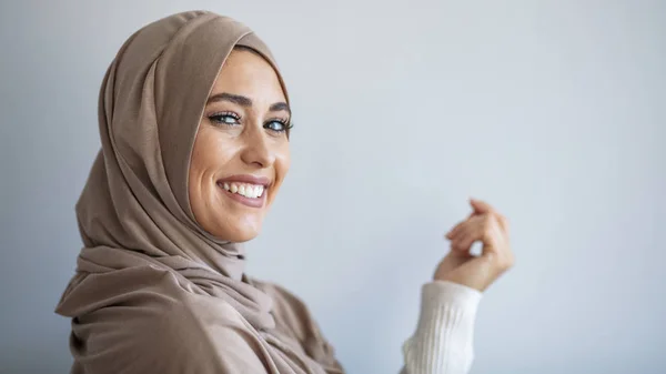 頭のスカーフ笑顔でかなり若いアジアのイスラム教徒の女性の肖像画 東からの真珠 ヒジャーブを身に着けているムスリム女性の笑顔 現代的でスタイリッシュで幸せなムスリム女性がスカーフを身に着けています — ストック写真
