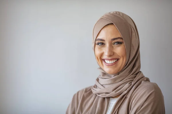 伝統的なイスラム教徒の服の若い女性の肖像画 美しい女性の頭をカメラを見てヒジャーブを身に着けている 笑顔でアラビア人女性 厳格な正式な衣装とエレガントな外観 イスラムファッション — ストック写真