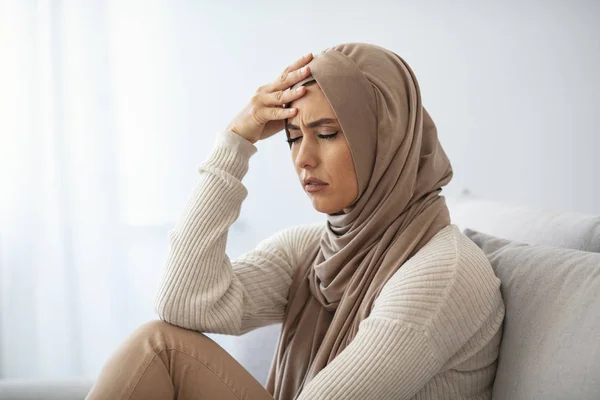 Giovane Sensazione Cefalea Femminile Che Soffre Emicrania Sintomo Assistenza Sanitaria — Foto Stock