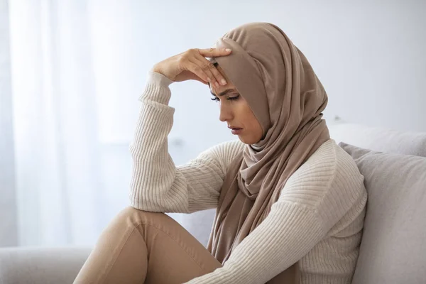 イスラム教徒の女性は頭痛がする ヒジャーブを着たムスリム女性の頭痛顔の表情 若い女性は頭痛 片頭痛の症状 健康管理 ストレスを感じる — ストック写真