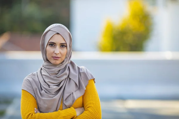 Retrato Bela Jovem Muçulmano Mulher Árabe Vestindo Hijab Olhando Para — Fotografia de Stock