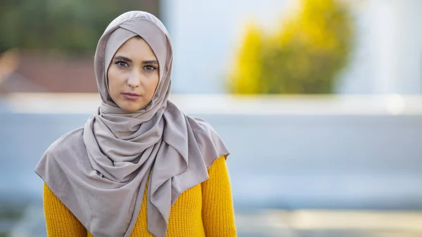 Portrait Jeune Femme Musulmane Portant Foulard Hijab Ville Tout Regardant — Photo