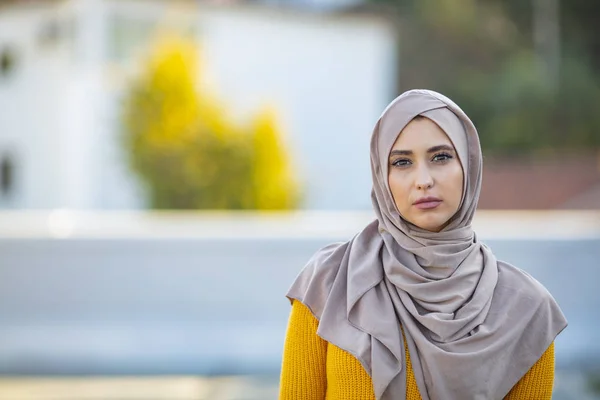 都市環境におけるムスリム女性の肖像画 ヒジャーブを身に着けているイスラム教徒の女性は 自信を持って立って笑顔 現代のイスラム教徒の服の若い女性の東部タイプの肖像画 — ストック写真