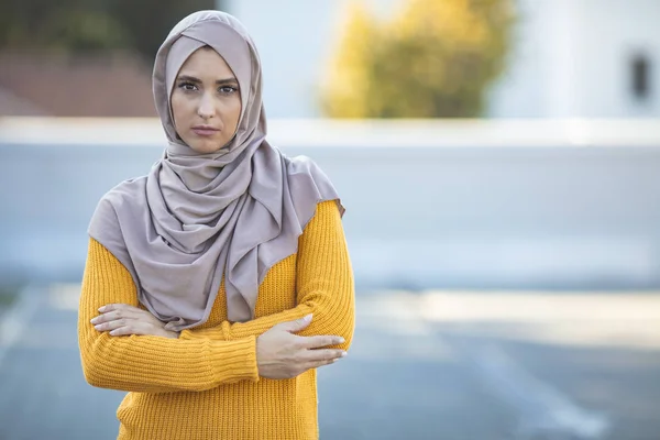 自信に満ちたイスラム教徒の少女の肖像画 都市環境におけるムスリム女性の肖像画 市内のムスリム女性 — ストック写真