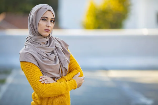 Retrato Bela Jovem Muçulmano Mulher Árabe Vestindo Hijab Olhando Para — Fotografia de Stock