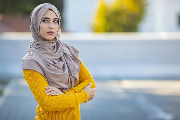 カメラを見ながら 市内でヒジャーブの頭のスカーフを身に着けている若いイスラム教徒の女性の肖像画 ヘッドスカーフの笑顔で覆われた陽気な女性のクローズアップ顔屋外 公園でカジュアルなイスラム教の女の子 — ストック写真