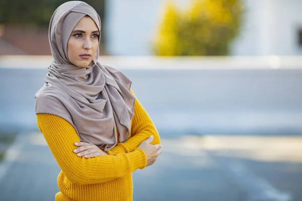 カメラを見ながら 市内でヒジャーブの頭のスカーフを身に着けている若いイスラム教徒の女性の肖像画 ヘッドスカーフの笑顔で覆われた陽気な女性のクローズアップ顔屋外 公園でカジュアルなイスラム教の女の子 — ストック写真