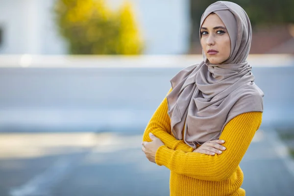 Retrato Bela Jovem Muçulmano Mulher Árabe Vestindo Hijab Olhando Para — Fotografia de Stock