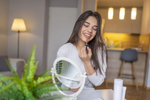 Mulher Bonita Com Batom Fundo Borrado Sorrindo Jovem Mulher Aplicando — Fotografia de Stock