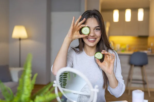 Mladá Krásná Dívka Perfektní Čistou Pletí Úsměvem Drží Okurkové Plátky — Stock fotografie