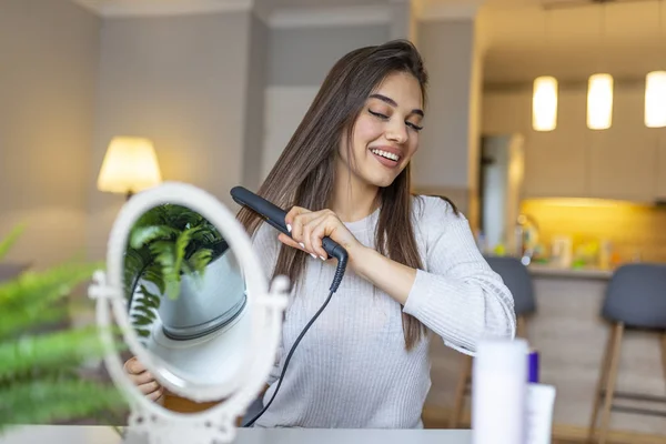 Χαμογελαστή Γυναίκα Που Ισιώνει Μαλλιά Μπροστά Στον Καθρέφτη Γυναίκα Χτενίζει — Φωτογραφία Αρχείου