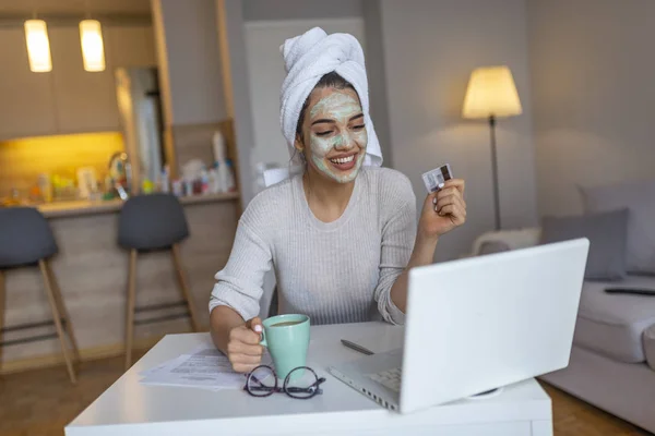 Жінка Косметичною Маскою Обличчя Купує Інтернеті Свого Дому Дозвілля Вдома — стокове фото