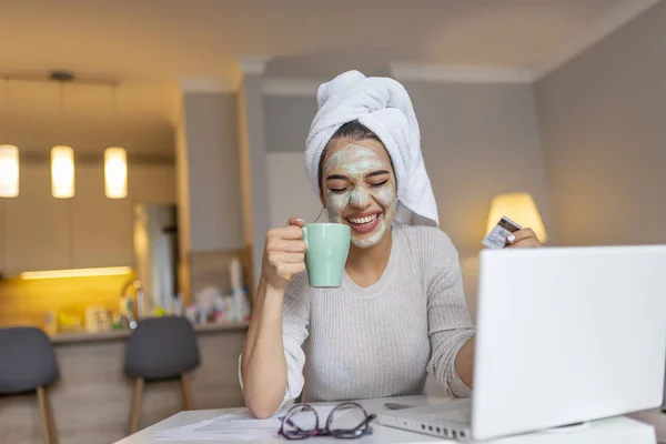 Жінка Масці Обличчя Насолоджується Вдома Використовує Свій Ноутбук Багатозадачна Молода — стокове фото