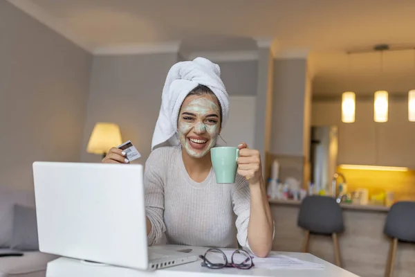 Mujer Trabajando Casa Una Joven Que Trabaja Casa Por Mañana — Foto de Stock