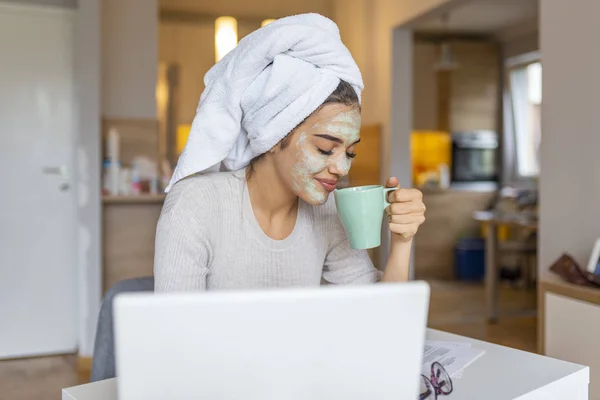 Hermosa Chica Con Cosméticos Mañana Máscara Beber Café Leer Periódico — Foto de Stock