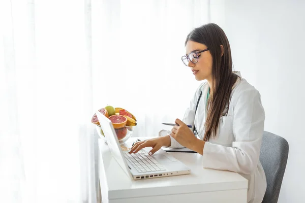 Una Joven Nutricionista Que Trabaja Oficina Nutricionista Sonriente Oficina Verduras — Foto de Stock