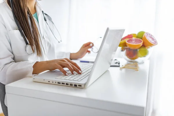 Escritorio Nutricionista Con Frutas Saludables Jugo Cinta Métrica Dietista Trabajando — Foto de Stock