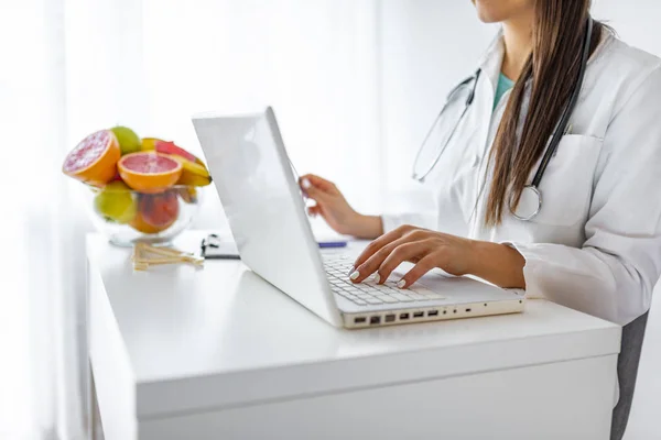 Escritorio Nutricionista Con Frutas Verduras Saludables Una Cinta Métrica Pérdida — Foto de Stock