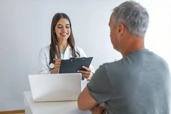 Médico Con Paciente Consultorio Médico Doctora Encantadora Dando Consejos Paciente —  Fotos de Stock