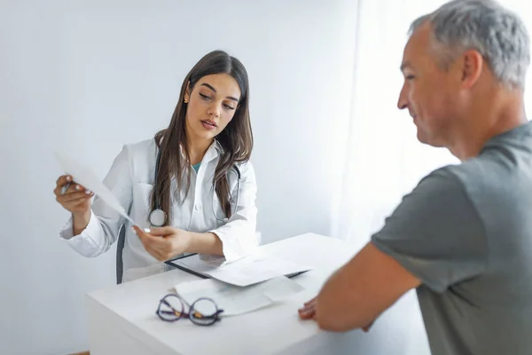 Dokter Berbicara Dengan Pasien Laki Lakinya Kantor Dokter Perempuan Memberikan — Stok Foto