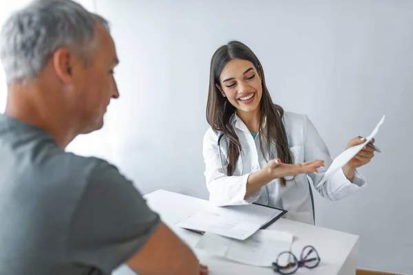 Médico Paciente Discutir Médico Que Explica Diagnóstico Paciente Masculino Paciente — Fotografia de Stock