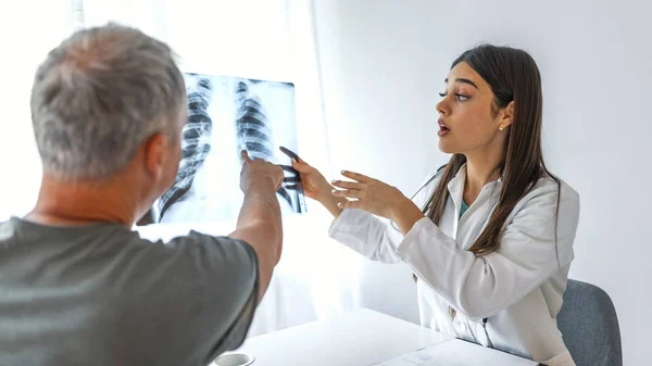 Doctor Paciente Mirando Rayos Consultorio Médico Médico Muestra Radiografía Tórax — Foto de Stock