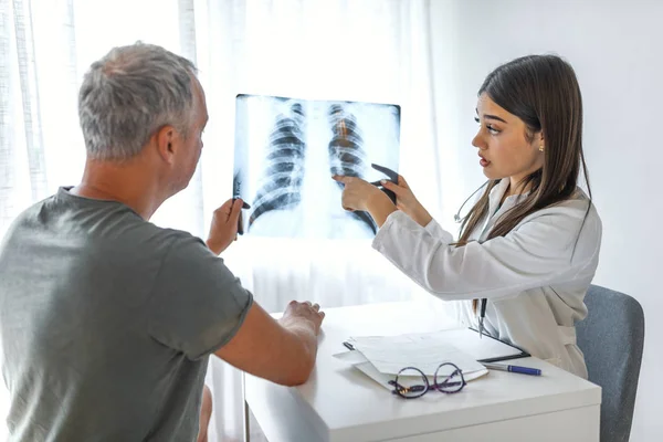 Läkare Och Patient Tittar Xray Läkarmottagningen Doktorn Visar Patientens Lungröntgen — Stockfoto