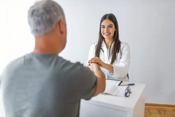 Médico Agitando Las Manos Con Paciente Masculino Maduro Oficina Terapeuta — Foto de Stock