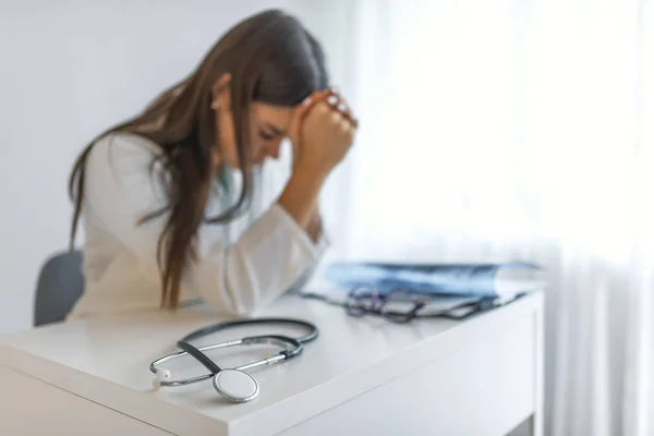 Érzelem Fiatal Orvos Kimerültsége Miatt Szomorú Stresszes Zaklatott Boldogtalan Orvos — Stock Fotó