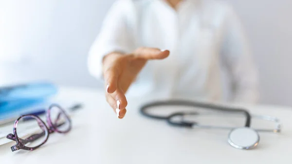 Γυναίκα Γιατρός Ιατρικής Προσφέρει Χέρι Για Σφίξει Closeup Γραφείο Χαιρετισμός — Φωτογραφία Αρχείου