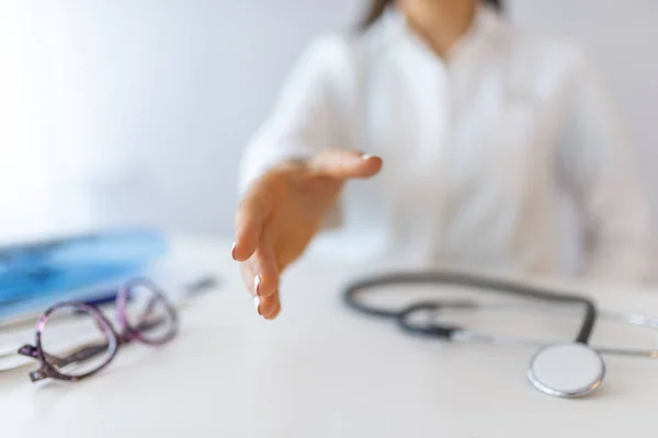 Médico Medicina Que Ofrece Mano Para Estrechar Primer Plano Saludo — Foto de Stock