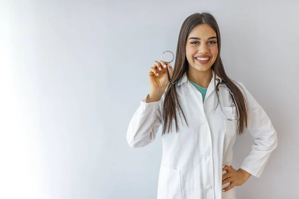 Orvosi Koncepció Fiatal Gyönyörű Női Orvos Fehér Kabátban Derék Fel — Stock Fotó
