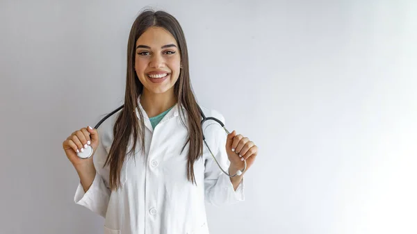 Concepto Médico Joven Hermosa Doctora Bata Blanca Con Fonendoscopio Cintura — Foto de Stock