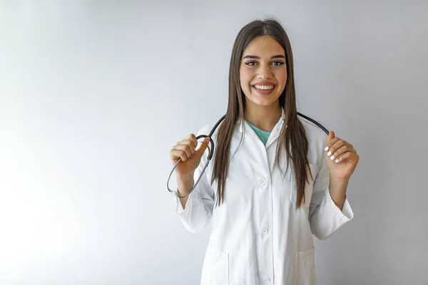 Concepto Médico Joven Hermosa Doctora Bata Blanca Con Fonendoscopio Cintura — Foto de Stock