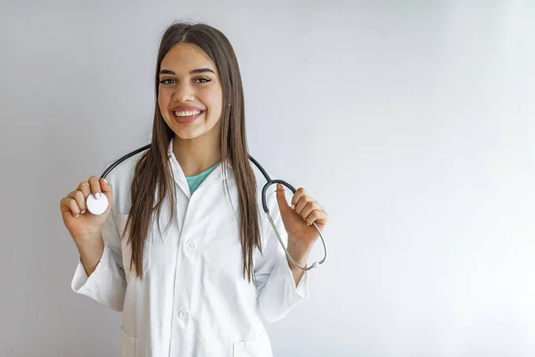 Joyeux Docteur Joyeux Médecin Féminin Uniforme Blanc Souriant Tout Tenant — Photo