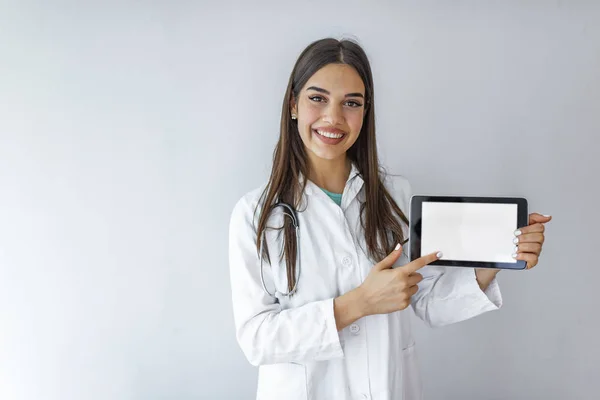Retrato Una Joven Doctora Sonriente Con Una Bata Blanca Mostrando — Foto de Stock