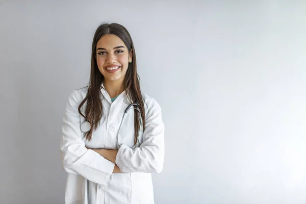 Retrato Uma Atraente Jovem Médica Caucasiana Casaco Branco Médica Sorridente — Fotografia de Stock