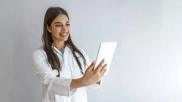 Doctor Con Tableta Digital Atractiva Doctora Joven Bata Laboratorio Blanca — Foto de Stock