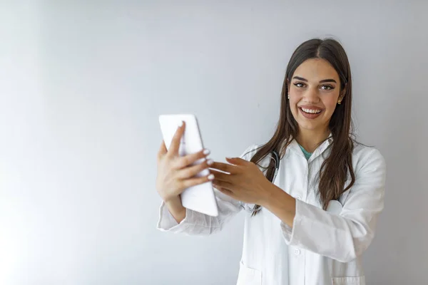 Atención Médica Tecnología Concepto Medicina Doctora Sonriente Con Estetoscopio Tablet — Foto de Stock