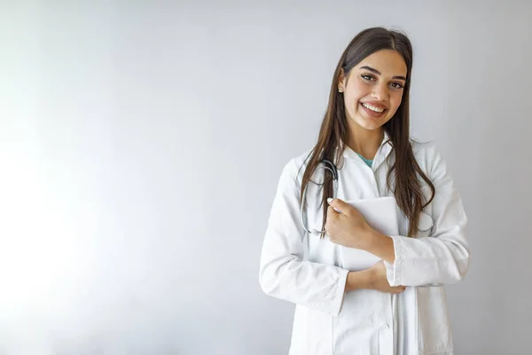 Médica Mulher Usando Computador Tablet Lobby Hospital Sorrindo Mulher Médico — Fotografia de Stock