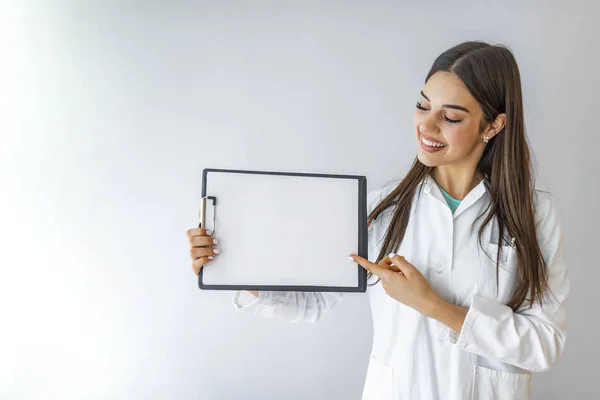 Signo Médico Mujer Joven Doctora Enfermera Mostrando Letrero Vacío Del — Foto de Stock