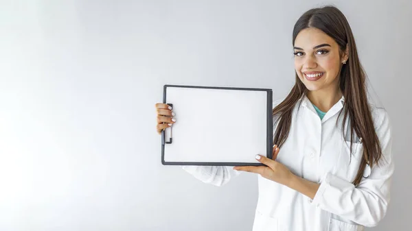 Doctora Mostrando Portapapeles Blanco Aislado Sobre Fondo Gris Mujer Doctora — Foto de Stock