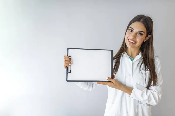 Žena Doktor Ukazuje Prázdné Desky Izolované Šedém Pozadí Žena Lékař — Stock fotografie