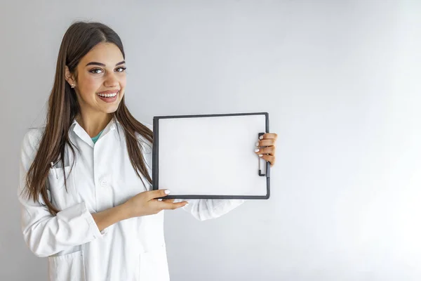 Portapapeles Con Lámina Blanca Manos Doctora Aislada Doctora Uniforme Blanco — Foto de Stock