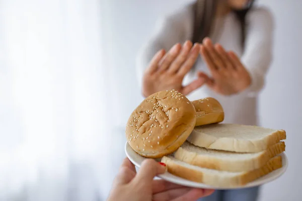 Conceito Intolerância Glúten Rapariga Recusa Comer Pão Branco Doença Celíaca — Fotografia de Stock