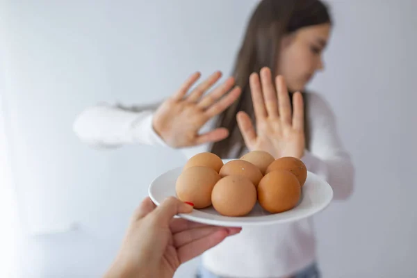 Женщина Отказывается Яйца Яйцо Аллергии Затронутые Запрещенные Ограничения Молодая Красивая — стоковое фото
