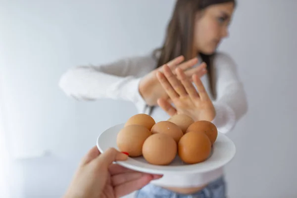 Una Donna Che Rifiuta Mangiare Uova Restrizione Vietata Allergie Senza — Foto Stock