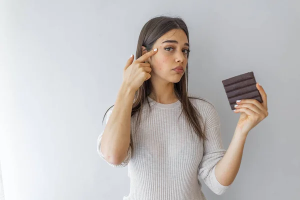 Mujer Joven Con Problemas Piel Sosteniendo Barra Chocolate Mirando Cámara — Foto de Stock